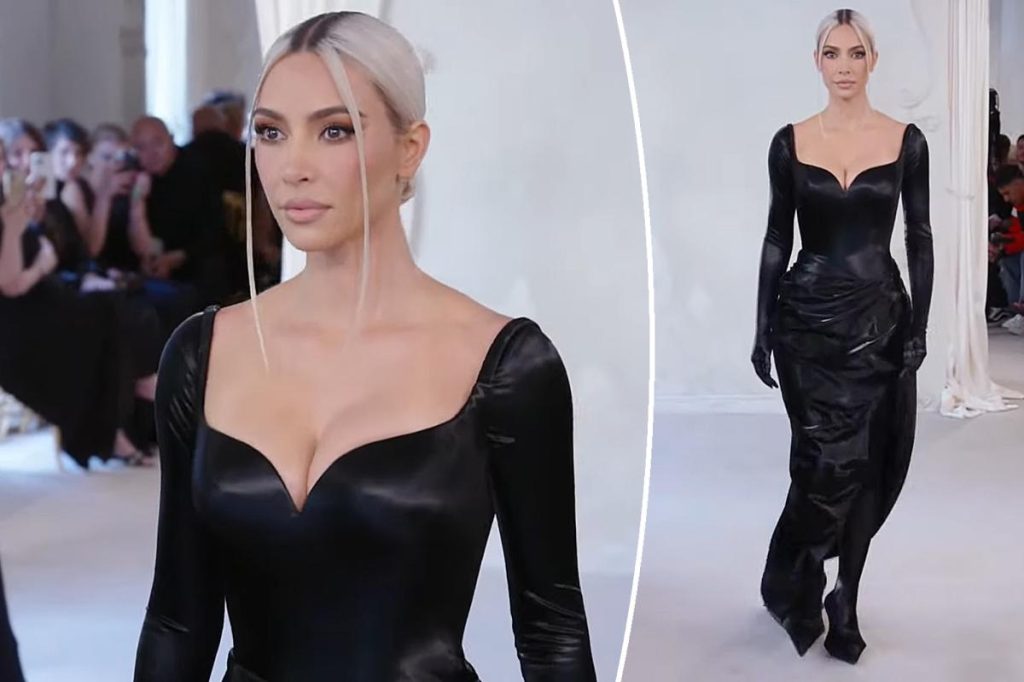 Kim Kardashian tampil di runway Balenciaga di Paris Fashion Week