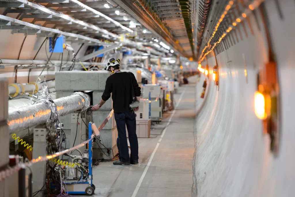 Peneliti CERN mengoperasikan Large Hadron Collider dalam pencarian materi gelap