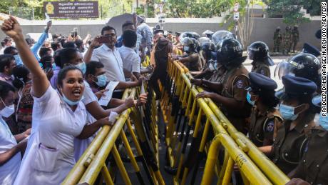 Dengan Sri Lanka kehabisan bahan bakar, dokter dan bankir memprotes 