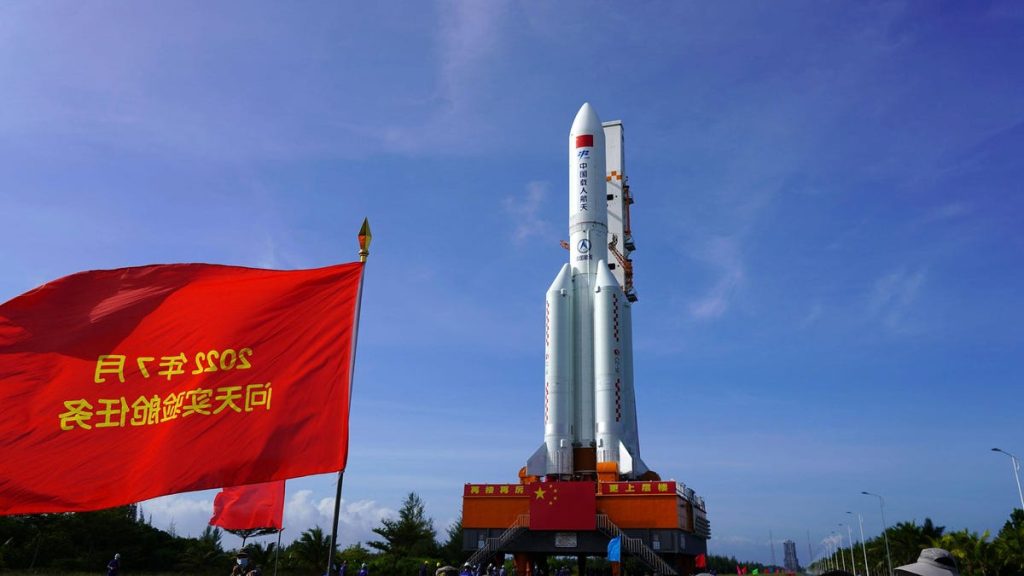 Sebuah rudal China diperkirakan akan lepas kendali pada 31 Juli