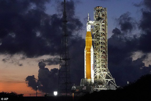 Shaun dan Orion akan diluncurkan oleh Sistem Peluncuran Luar Angkasa NASA - setinggi 322 kaki (98 m), US$23 miliar - akhir musim panas ini.