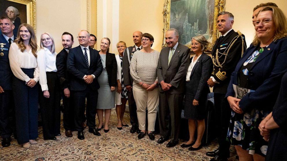 Foto: Pemimpin Mayoritas Senat Chuck Schumer berfoto bersama delegasi resmi dari Finlandia dan Swedia di kantornya di Washington, 3 Agustus 2022.