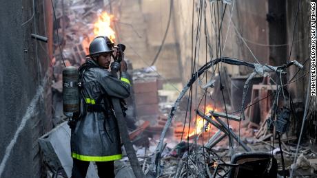Seorang petugas pemadam kebakaran Palestina memadamkan api di tengah kehancuran menyusul serangan udara Israel di Kota Gaza, pada 5 Agustus 2022.