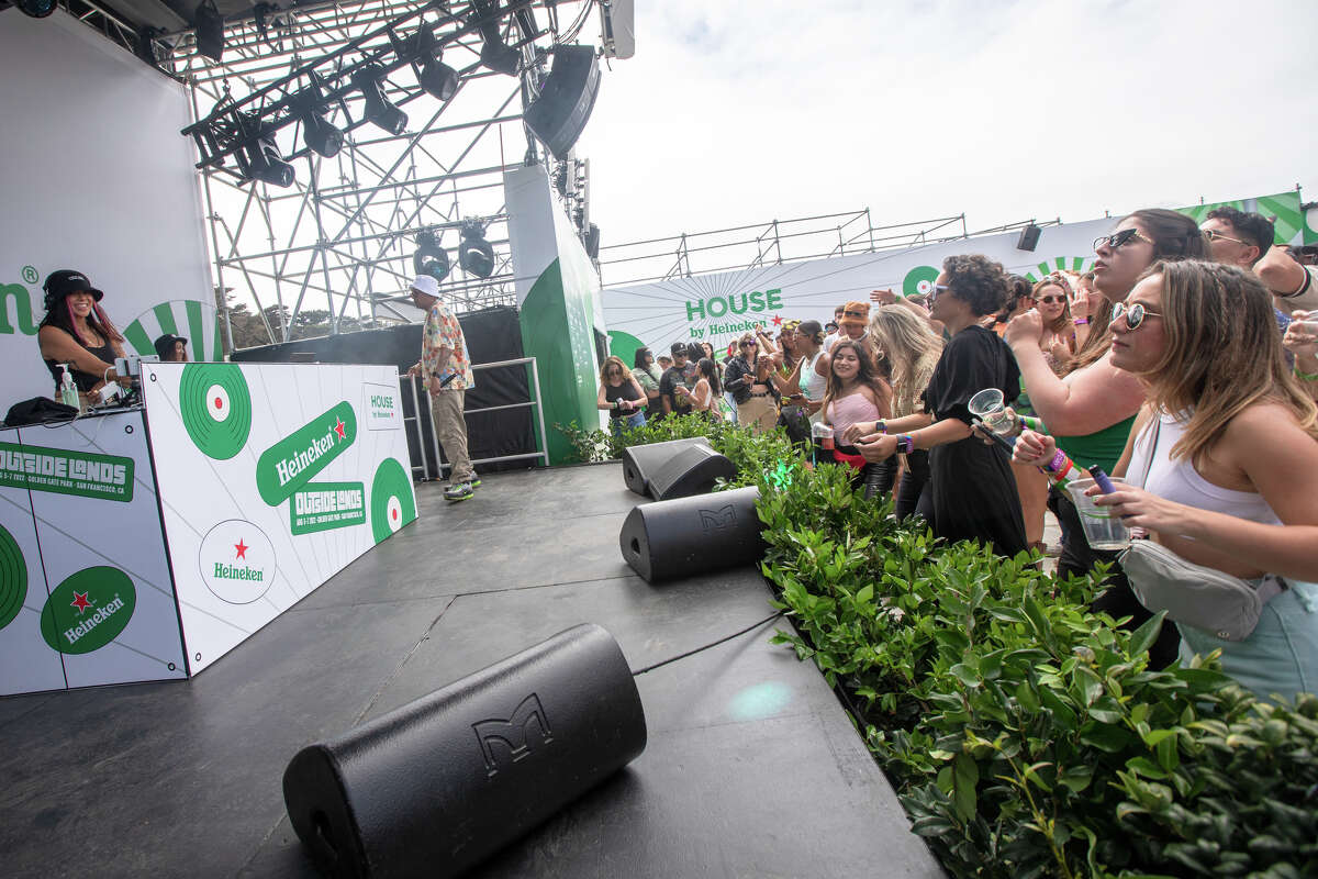 DJ Umami di tenda Heineken di Outside Lands di Golden Gate Park di San Francisco, California pada 5 Agustus 2022.