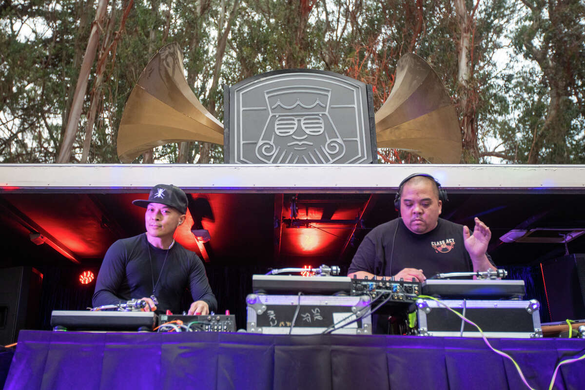 DJ Qbert dan DJ Shortkut dari Invisbl Skratch Piklz tampil di Outside Lands di Golden Gate Park di San Francisco, California pada 5 Agustus 2022.