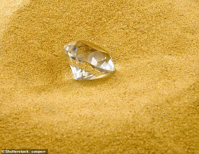 Berlian besar, seukuran kuku seorang pria, dihargai $ 100.000 setelah Stewart membawanya ke para ahli (foto stok)