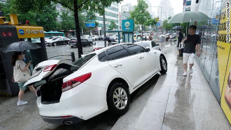 Sebuah kendaraan mengalami kerusakan di trotoar setelah tertabrak hujan deras di Seoul, Korea Selatan pada 9 Agustus.