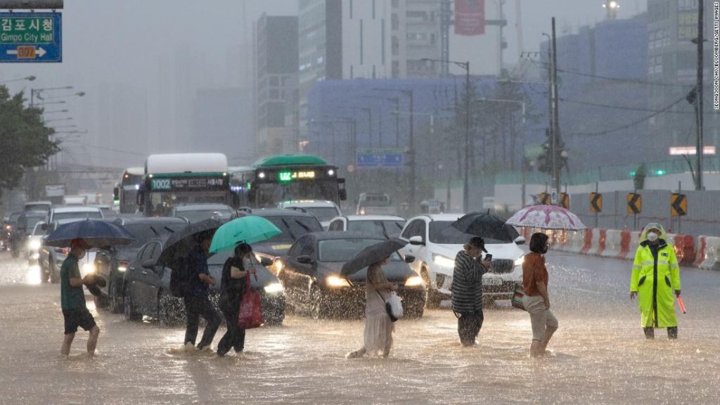 Banjir Seoul: Rekor hujan menewaskan sedikitnya 9 orang di ibu kota Korea Selatan saat bangunan terendam dan mobil terendam