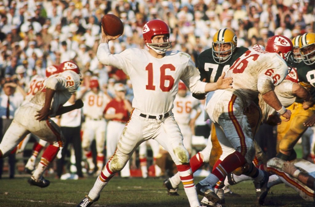 Len Dawson menembakkan umpan ke Green Bay Packers selama Super Bowl I pada 15 Januari 1967 di Los Angeles.