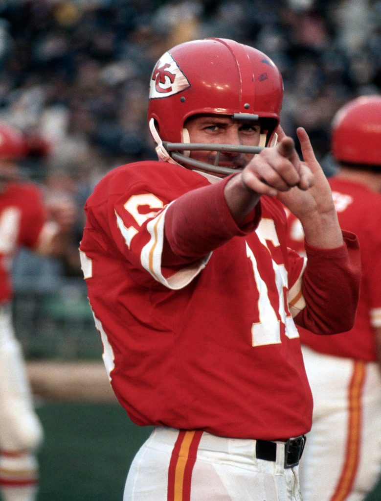 Lynn Dawson dari Kansas City Chiefs menonton pertandingan sepak bola NFL 1969 di Kansas City.