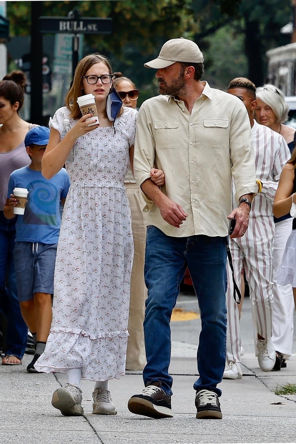 * PREMIUM-EKSKLUSIF * Ben Affleck dan Jennifer Lopez berbelanja di Savannah