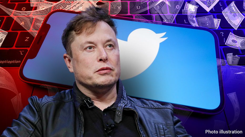Elon Musk mengenakan jaket dengan ponsel dengan logo Twitter di belakangnya