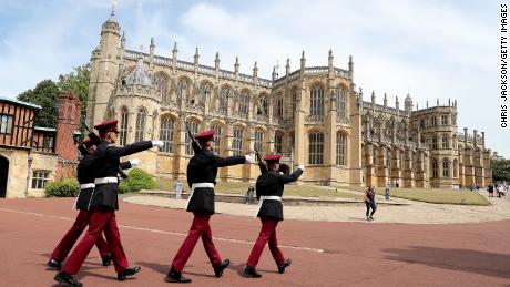 Tentara di Windsor Castle Square saat dibuka kembali pada 23 Juli 2020. 