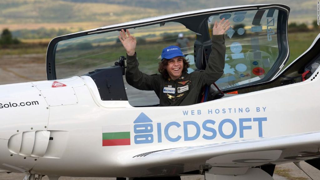 Mac Rutherford adalah orang termuda yang terbang solo keliling dunia