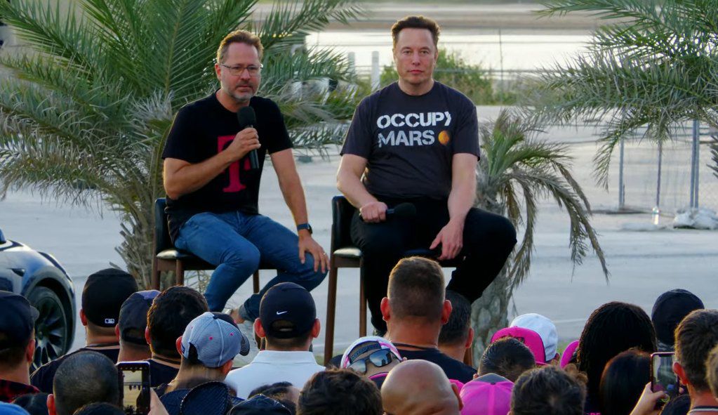 CEO T-Mobile Mike Seifert dan Chief Engineer Elon Musk di SpaceX