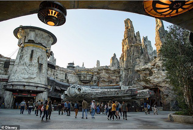 Genie + Pass tidak memenuhi setiap keinginan tamu yang kasar, karena pengunjung harus membayar lebih dari $10 hingga $17 untuk mendapatkan akses ke beberapa atraksi paling populer di taman—seperti Star Wars: Galaxy's Edge di Walt Disney World Resort di Disney's Studio Hollywood di Orlando