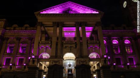 Balai Kota Melbourne berubah menjadi merah muda pada 9 Agustus.