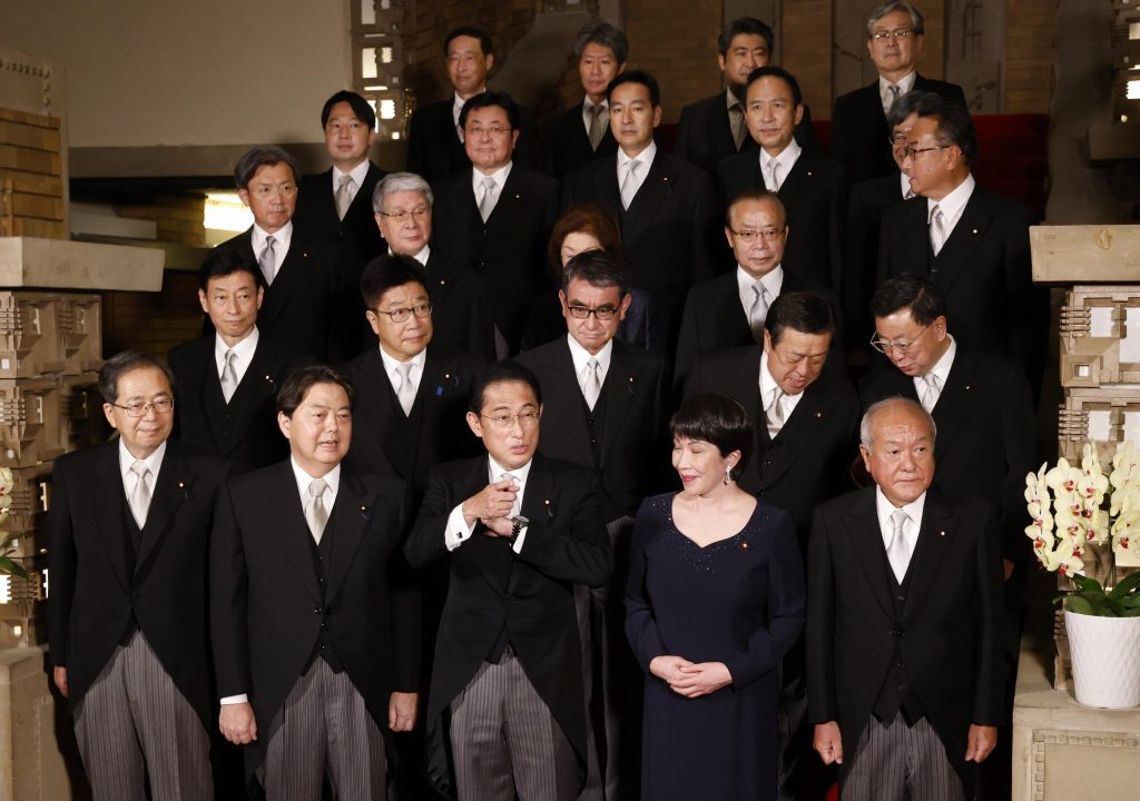 PM Jepang memurnikan pemerintah setelah dukungan untuk hubungan gereja berkurang
