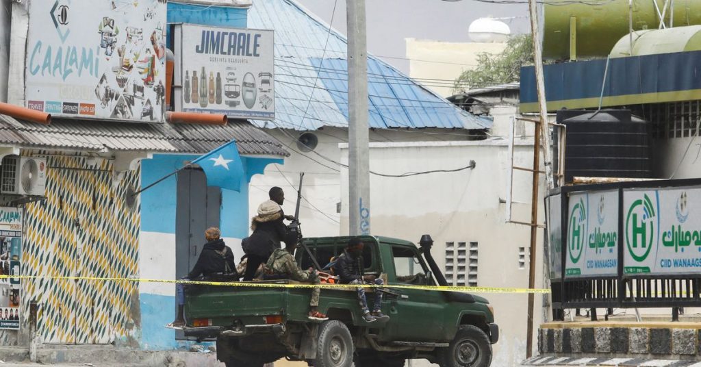 Sedikitnya 12 tewas saat pengepungan hotel memasuki Somalia pada hari kedua