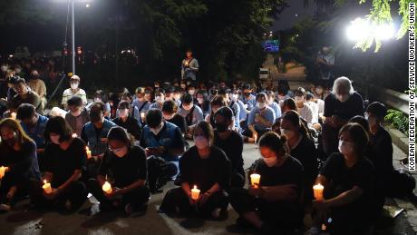 Kerumunan kecil mengadakan nyala lilin di Seoul pada 11 Agustus untuk memperingati kematian sebuah keluarga setelah rumah mereka dibanjiri banjir pada 8 Agustus.