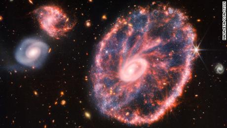 Jenis galaksi yang langka mempesona dalam gambar teleskop Webb baru