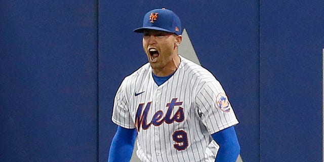 Brandon Nemo #9 dari New York Mets bereaksi setelah mencetak gol pada inning ketujuh melawan Los Angeles Dodgers di Citi Field pada 31 Agustus 2022 di New York City.