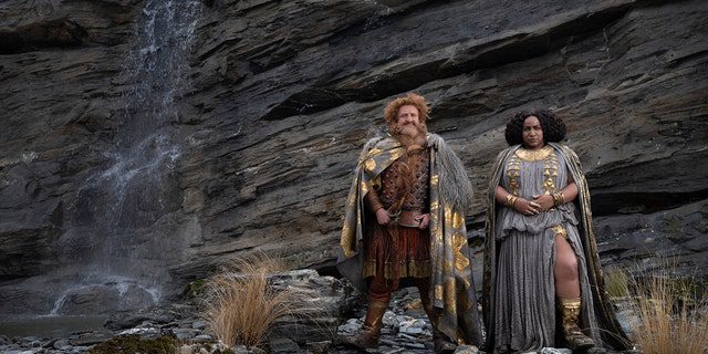 Gambar yang dirilis oleh Amazon Studios ini menunjukkan Owen Arthur, kiri, dan Sophia Numfit dalam sebuah adegan dari "Penguasa Cincin: Cincin Kekuasaan."