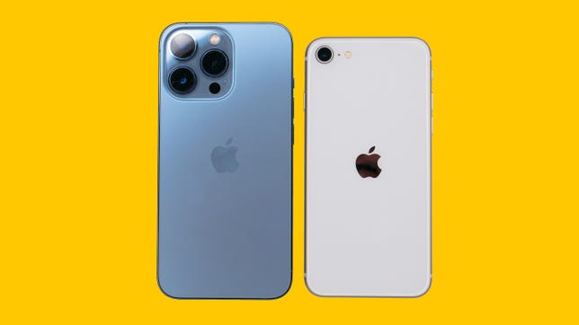 iphone 13 pro dan iphone se dengan latar belakang kuning