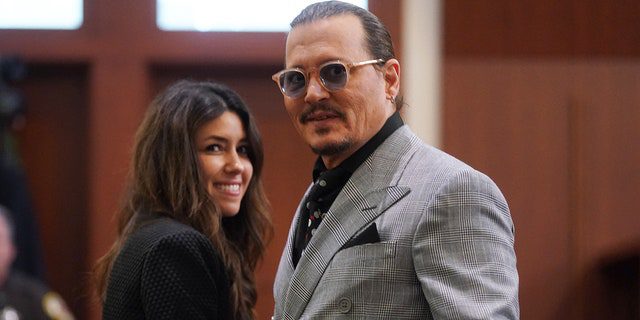 Johnny Depp (kanan) dan pengacaranya Camille Vasquez (kiri) muncul di pengadilan dalam sidang pencemaran nama baik bulan Juni terhadap mantan istrinya, Amber Heard.