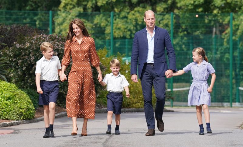 SEKOLAH LAMBROOKE: Anak-anak kerajaan George, Charlotte, dan Louis tiba di hari pertama mereka
