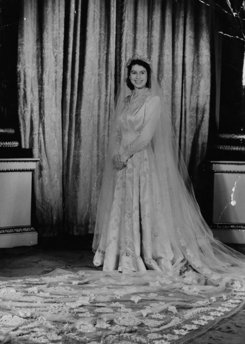 Putri Elizabeth mengenakan gaun pengantinnya