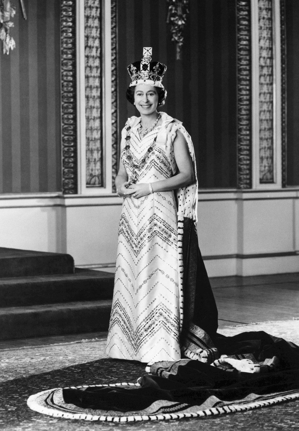 Ratu Elizabeth II mengenakan gaun kerajaan