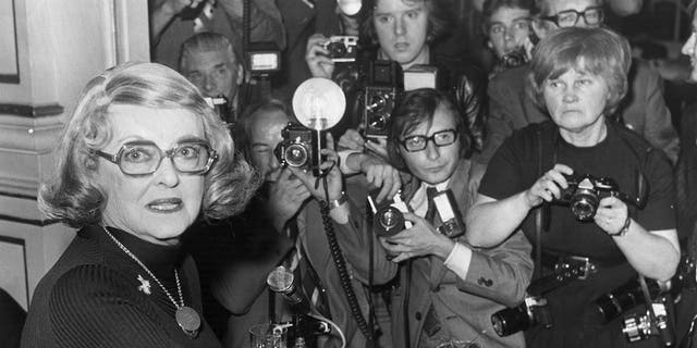 Jane Bowen, paling kanan, berpose untuk foto pada konferensi pers Bette Davis pada tahun 1975. 