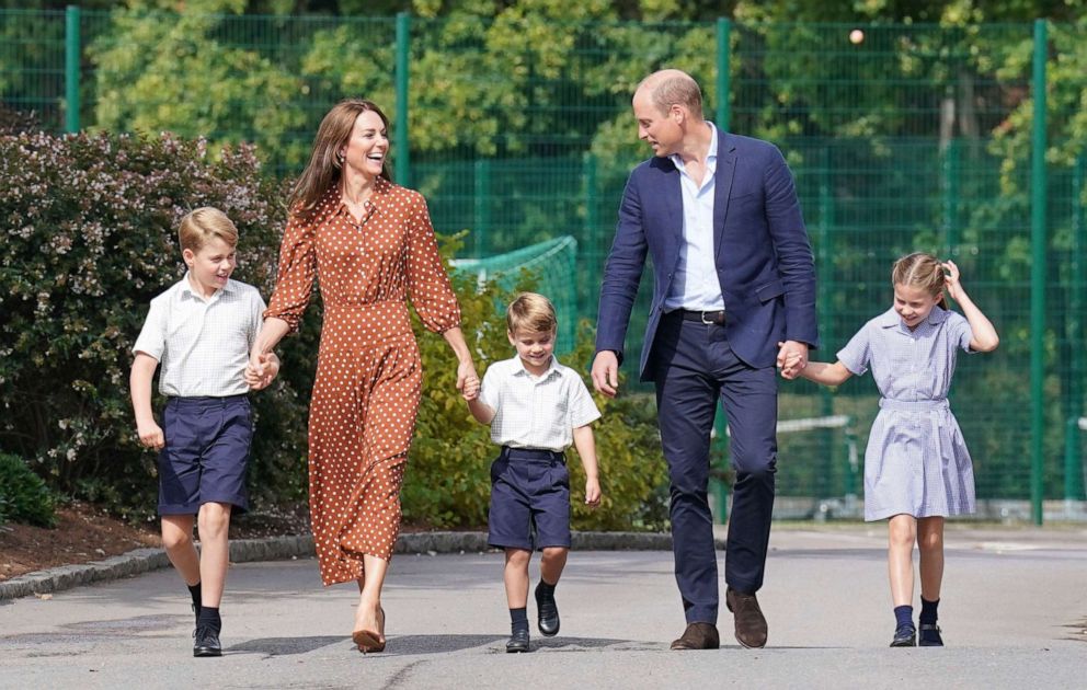 Foto: Dari kiri, Pangeran George Inggris, Kate Duchess of Cambridge, Pangeran Louis, Pangeran William dan Putri Charlotte tiba untuk penyelesaian sore di Lambroke School, dekat Ascot, Inggris, 7 September 2022. 