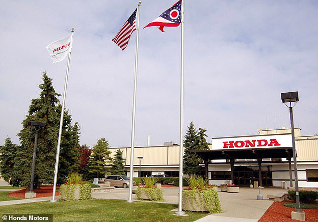 Pengunduran diri pembuat mobil terjadi pada hari Selasa, ketika sebuah memo dikirim ke karyawan di pabrik Marysville Honda Motors Co. di Ohio tengah (foto) meminta mereka untuk mengembalikan uang untuk bonus berlebih.  Pabrik saat ini mempekerjakan ribuan pekerja