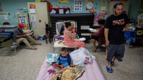 Pengungsi berlindung di ruang kelas di sebuah sekolah umum di Guayanila, Puerto Rico.