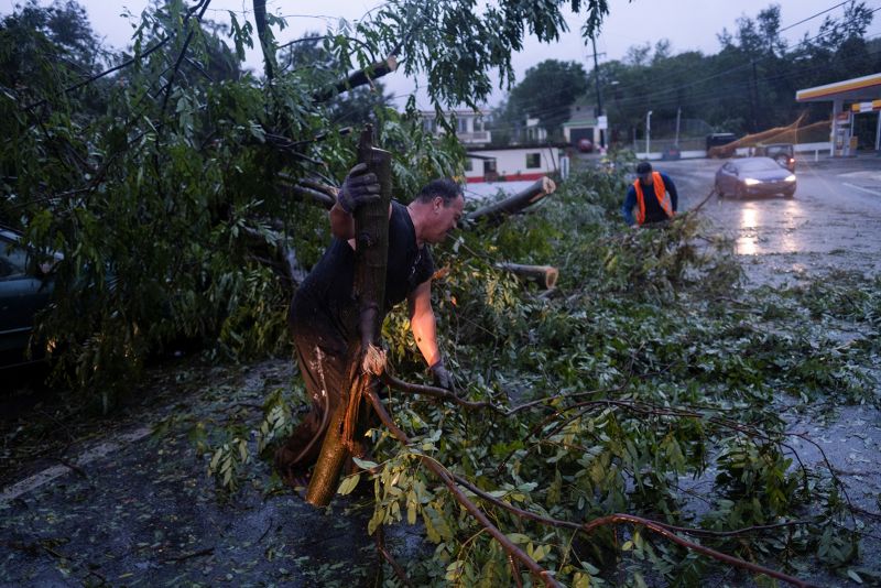 Badai Fiona mendarat di Republik Dominika, di mana sebagian besar Puerto Riko masih tanpa listrik