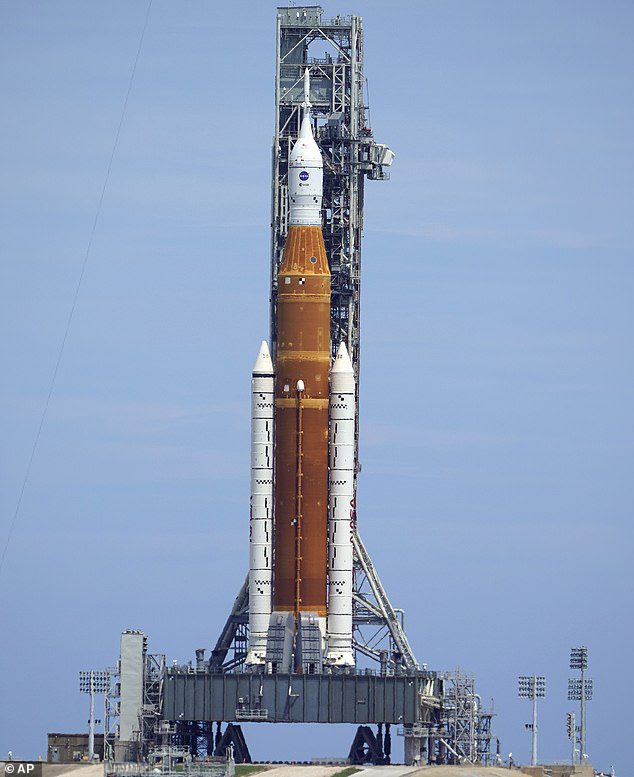 Studi ini dilakukan ketika roket Artemis 1 besar milik NASA yang terperangkap (di atas) menghadapi uji pembekuan minggu ini dan kemungkinan upaya peluncuran - menunggu beberapa kondisi - selama jendela 70 menit pada 27 September dengan cadangan pada bulan Oktober.  2