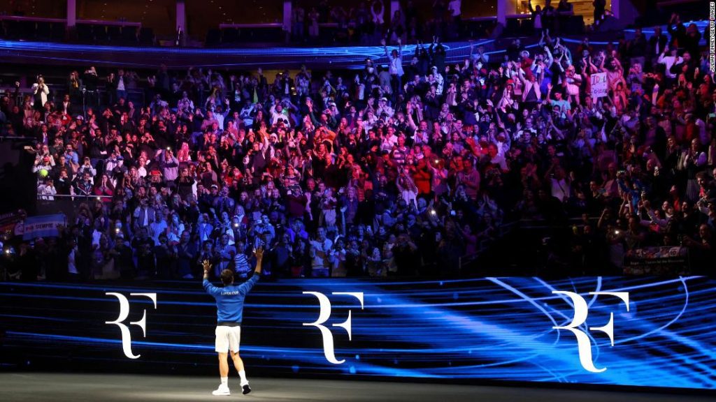Roger Federer mengakhiri karirnya dengan kekalahan, tetapi ia tetap mengesankan bersama teman lamanya dan saingannya Rafael Nadal.