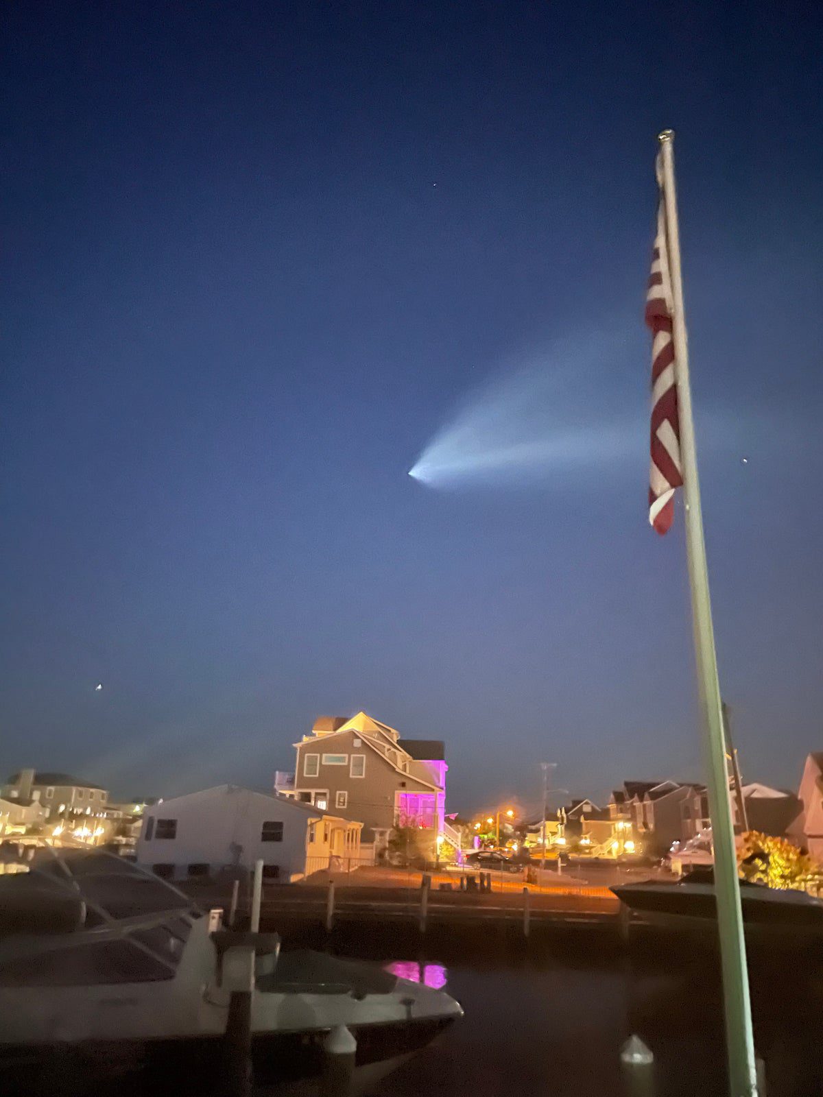 Jejak uap roket SpaceX Falcon 9 di atas Sungai Toms.  Gambar milik pasangan pemirsa News 12, pemirsa New Jersey, Michelle Arusha.