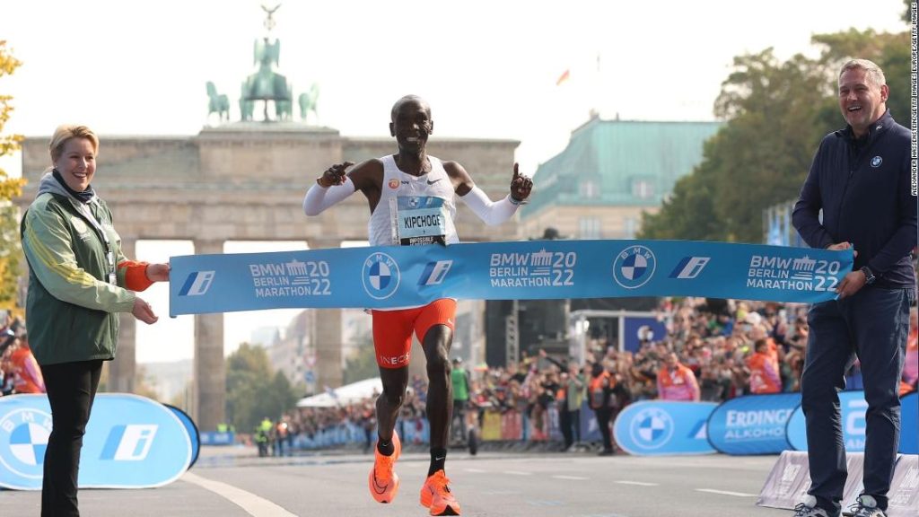 Eliud Kipchoge memecahkan rekor dunia untuk memenangkan Berlin Marathon