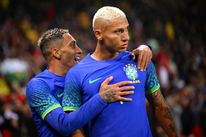 Richarlison: Striker Brasil dilecehkan secara rasial saat para penggemar melemparkan pisang ke arahnya saat menang 5-1 atas Tunisia di Prancis