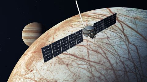 Ilustrasi ini menunjukkan Europa Clipper setelah mencapai bulan es, dengan Jupiter di latar belakang.