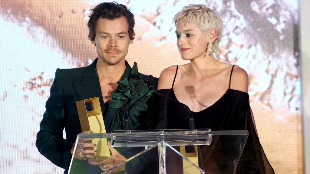 Harry Styles menerima penghargaan akting pertamanya di musim Oscar