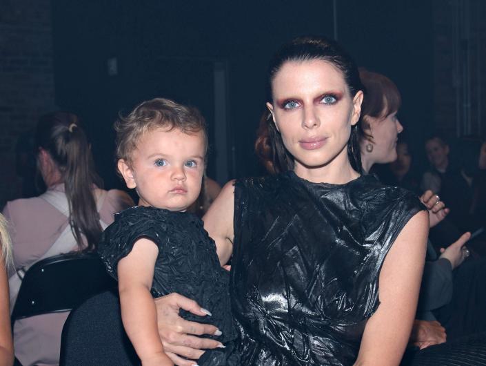 Julia Fox dan putranya Valentino di New York Fashion Week
