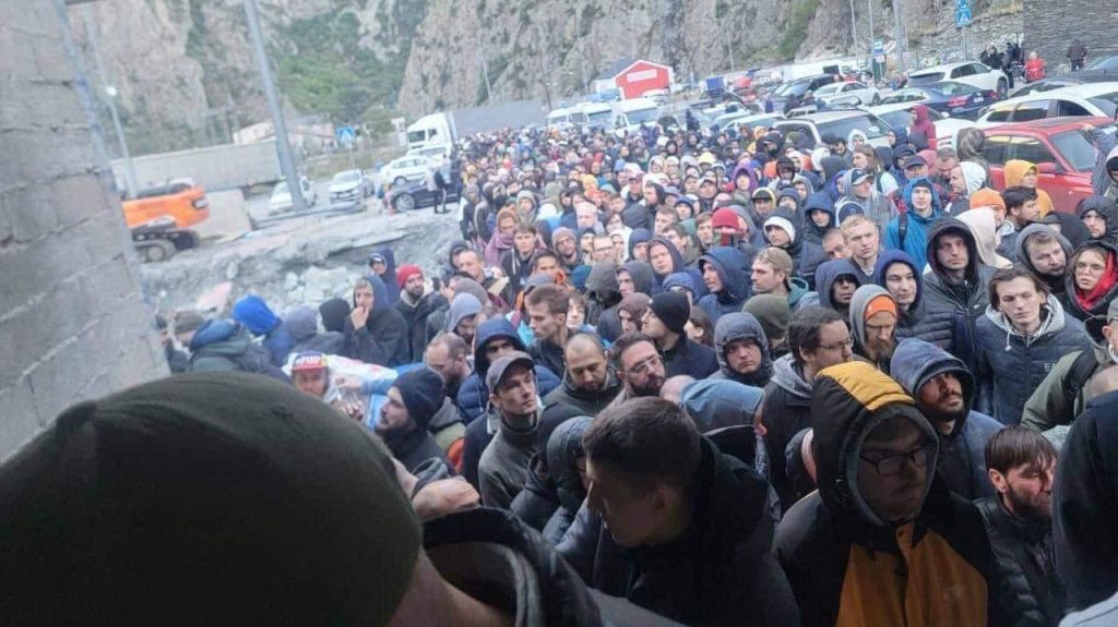 Kekacauan di perbatasan Rusia-Georgia saat ribuan orang melarikan diri dari rancangan Vladimir Putin