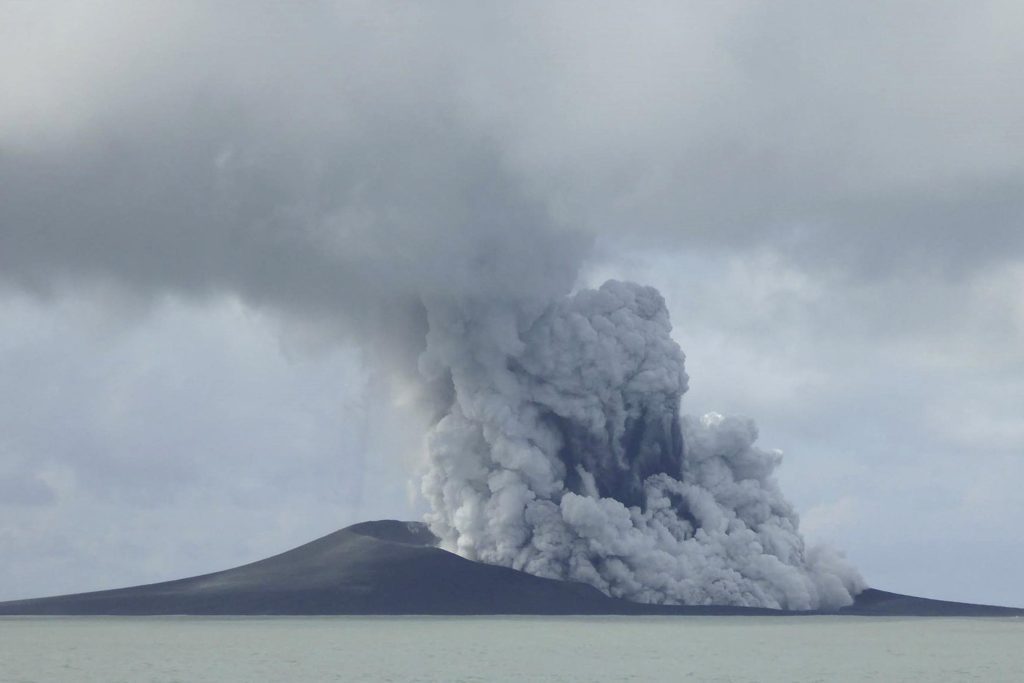 Letusan gunung Tonga tidak biasa, bahkan bisa menghangatkan bumi