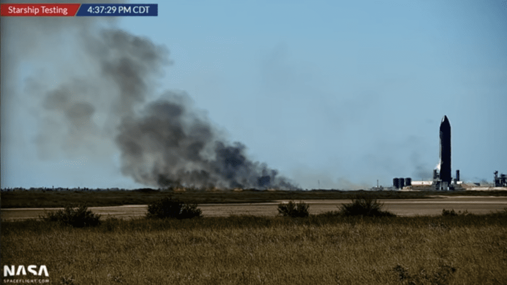 Prototipe pesawat ruang angkasa SpaceX melepaskan puing-puing super, menyebabkan kebakaran