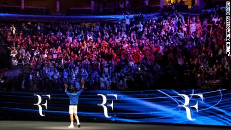 Roger Federer dari Tim Eropa menunjukkan emosi saat mereka menyapa para penggemar setelah pertandingan terakhir mereka di O2 Arena pada 23 September 2022 di London, Inggris.