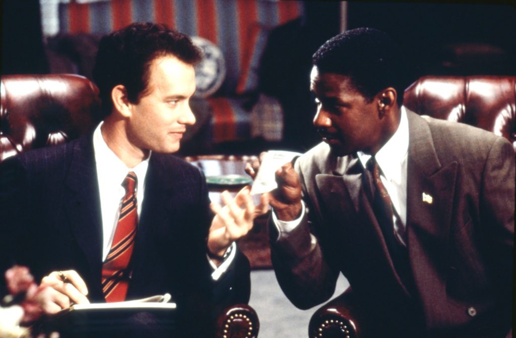 Tom Hanks dan Denzel Washington duduk di bangku di film 1993, "Philadelphia"